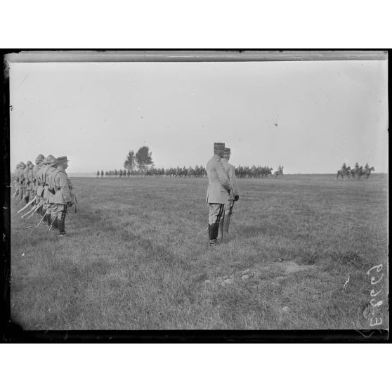 Fleury la Rivière. Marne. Revue de la 14e Division d'infanterie par le général Pétain. Les généraux Pétain et de Bazelaire pendant le défilé de cavalerie. [légende d'origine]