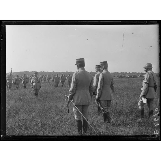 Fleury la Rivière. Marne. Revue de la 14e Division d'infanterie par le général Pétain. Le général Pétain prononce une allocution. [légende d'origine]