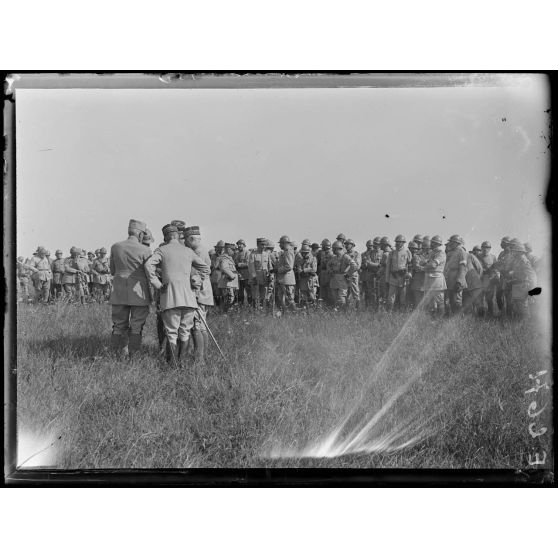 Fleury la Rivière. Marne. Revue de la 14e Division d'infanterie par le général Pétain. Le général Pétain au milieu des officiers après la revue. [légende d'origine]