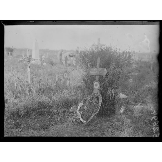 Saint Hilaire le Grand. Marne. Tombe du Lieutenant Desachy. [légende d'origine]