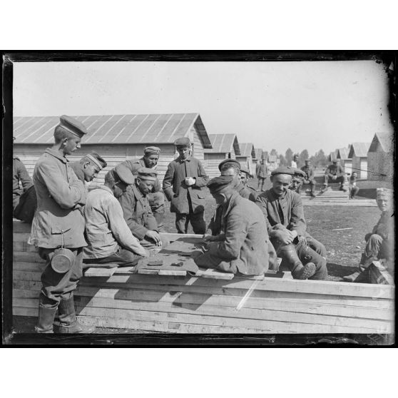 Lazant. Haute Marne. Camp de prisonniers. La partie de cartes. [légende d'origine]