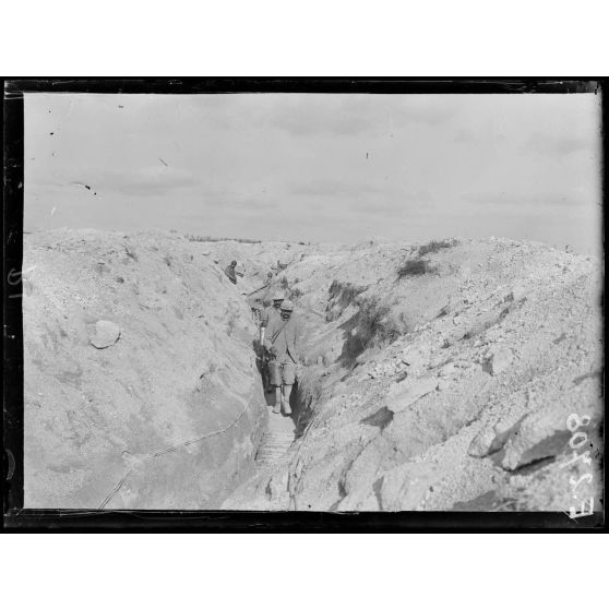 Mont Cornillet. Marne. Tranchée d'Auvergne. Ancienne 1ere ligne allemande. Soldats apportant la soupe. [légende d'origine]