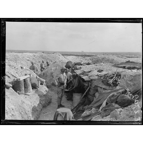 Mont Cornillet. Marne. Tranchée de Champagne. Cuisine, ravitaillement, les soldats du Mont Cornillet. [légende d'origine]