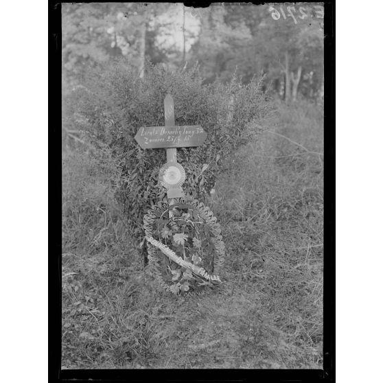 Saint Hilaire le Grand. Marne. Tombe du Lieutenant Desachy du 3e zouaves. [légende d'origine]