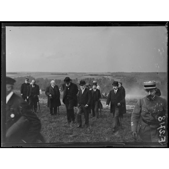 Anniversaire de la Bataille de la Marne. Arrivée du Président et des Ministres sur le terrain de la Fère-Champenoise. [légende d'origine]