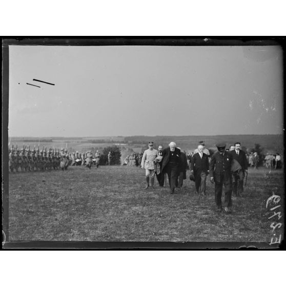 Anniversaire de la Bataille de la Marne. Le Président et les Ministres passent devant les troupes. [légende d'origine]