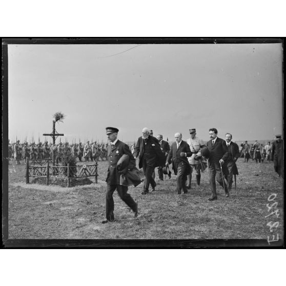 Anniversaire de la Bataille de la Marne. Le Président et les Ministres passent devant les troupes. [légende d'origine]