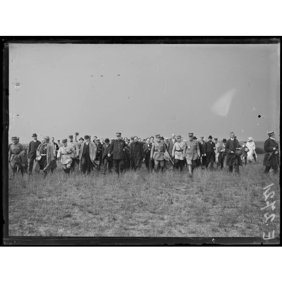 Anniversaire de la Bataille de la Marne. Le cortège officiel sur le terrain, au centre le Maréchal Joffre. [légende d'origine]