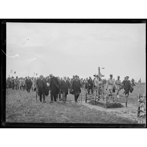 Anniversaire de la Bataille de la Marne. Le Président et les Ministres quittent le terrain. [légende d'origine]