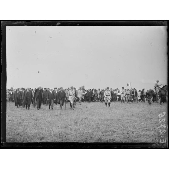 Anniversaire de la Bataille de la Marne. Le Président et les Ministres quittent le terrain. [légende d'origine]