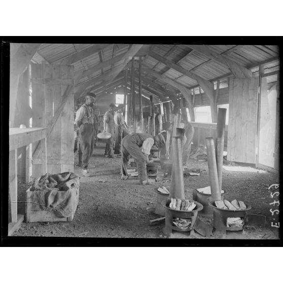 Près Saint Dizier. Haute Marne. Camp de prisonniers. Intérieur de cuisine. [légende d'origine]