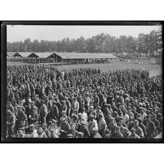 Près Saint Dizier. Haute Marne. Camp de prisonniers. Prisonniers attendant la soupe. [légende d'origine]
