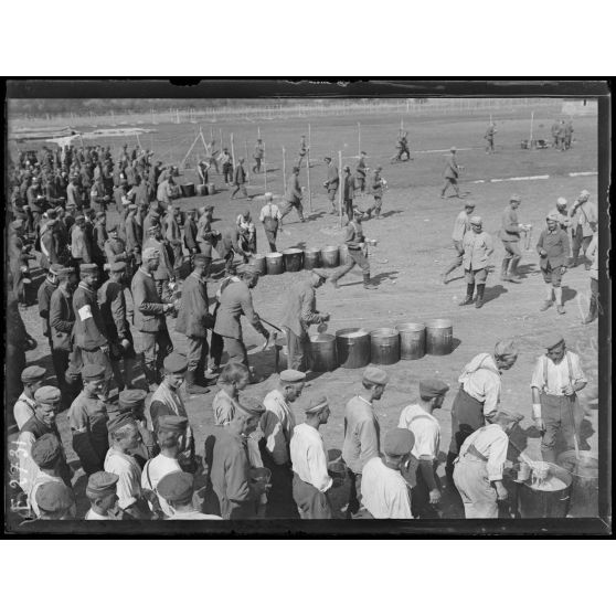 Près Saint Dizier. Haute Marne. Camp de prisonniers. La soupe des prisonniers. [légende d'origine]