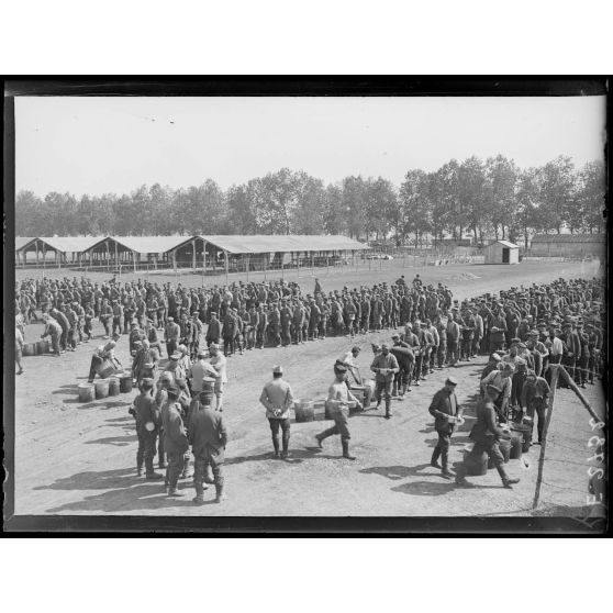 Près Saint Dizier. Haute Marne. Camp de prisonniers. La soupe des prisonniers. [légende d'origine]