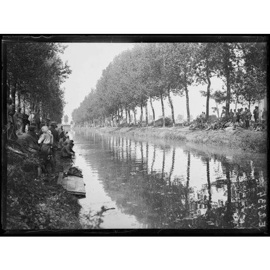 Près Saint Dizier. Haute Marne. Sur le canal de Wassy. Prisonniers lavant le linge. [légende d'origine]