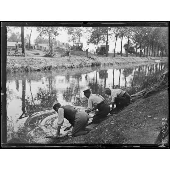 Près Saint Dizier. Haute Marne. Sur le canal de Wassy. Français et allemands lavant leur linge. [légende d'origine]