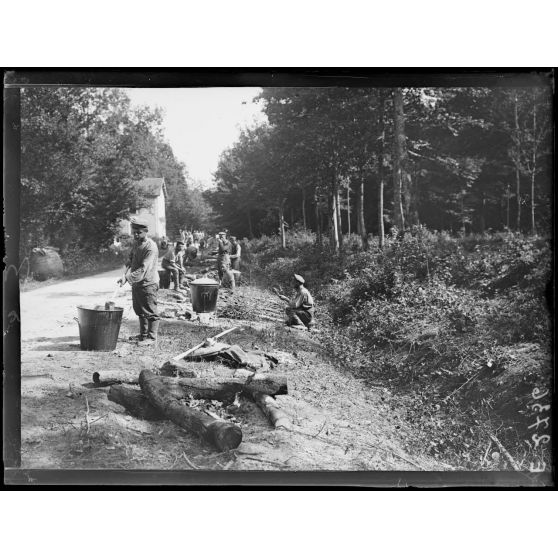 Près Saint Dizier. Haute Marne. Cuisiniers allemands dans la forêt du Val. [légende d'origine]
