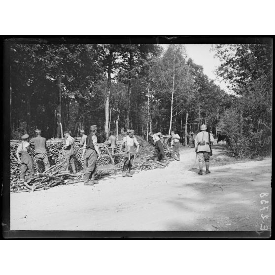 Près Saint Dizier. Haute Marne. Forêt du Val. Arrivage du bois coupé par les prisonniers. [légende d'origine]