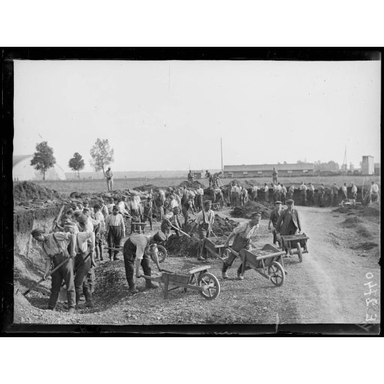 Lazaret, près Saint Dizier. Haute Marne. Camp de prisonniers. Le terrassement du camp. [légende d'origine]