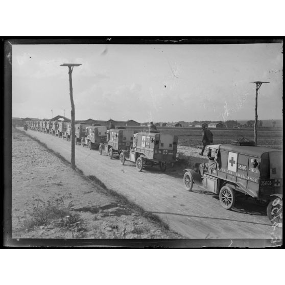 La Veuve. Marne. Hôpital d'évacuation sur la route de Châlons à Reims. Convoi de blessés dans des ambulances américaines. [légende d'origine]