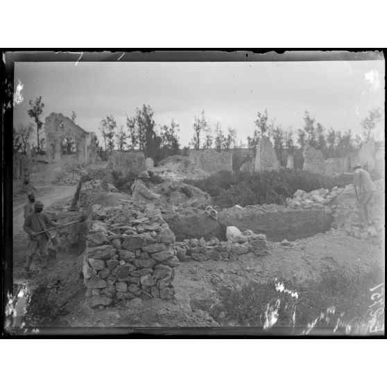 Prosnes. Marne. Construction d'abris. [légende d'origine]