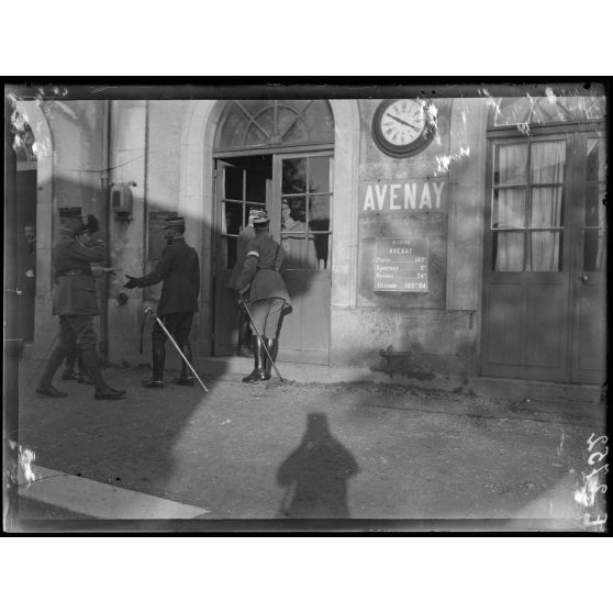 Avenay. Marne. Les généraux Fayolle, Gouraud, Micheler attandant le train présidentiel à la gare. [légende d'origine]