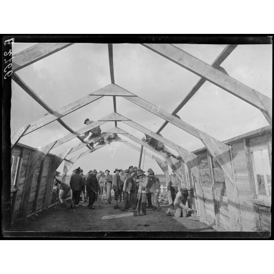 Haussimond [Haussimont] (Marne). Construction d'un camp par les Américains. Les baraquements. [légende d'origine]