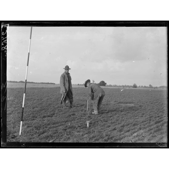 Haussimond [Haussimont] (Marne). Construction d'un camp par les Américains. Péparation d'un puits. [légende d'origine]