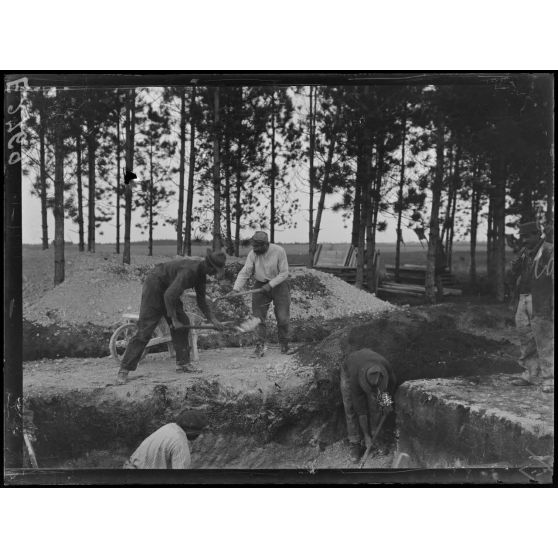 Haussimond [Haussimont] (Marne). Construction d'un camp par les Américains. Français et américains construisant un puits. [légende d'origine]