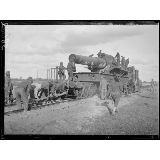 Haussimont (Marne). Instruction du canon de 400 mm. [légende d'origine]