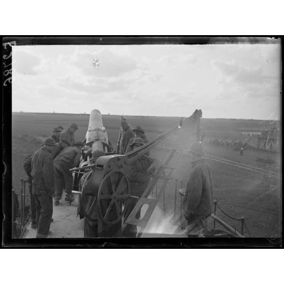 Haussimont (Marne). Instruction du canon de 400 mm. [légende d'origine]