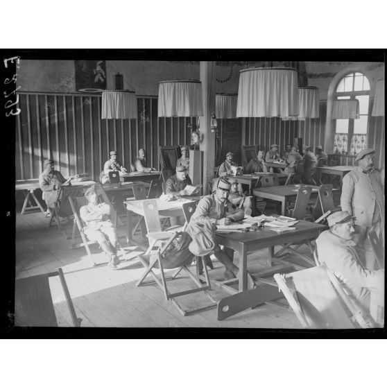 Châlons sur Marne. Buffet des permissionnaires. Fondation de la Croix Rouge américaine. Le salon de lecture. [légende d'origine]