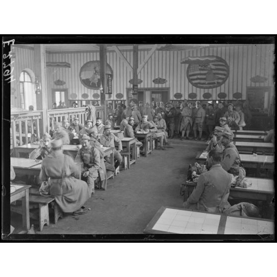 Châlons sur Marne. Buffet des permissionnaires. Fondation de la Croix Rouge américaine. La salle à manger. [légende d'origine]