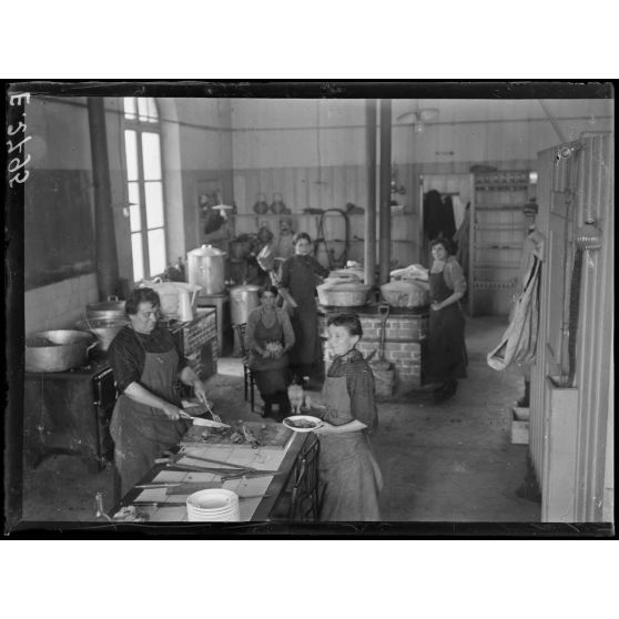 Châlons sur Marne. Buffet des permissionnaires. Fondation de la Croix Rouge américaine. La cuisine. [légende d'origine]