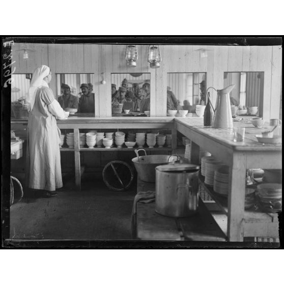 Châlons sur Marne. Buffet des permissionnaires. Fondation de la Croix Rouge américaine. La cuisine. [légende d'origine]