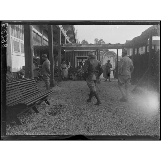 Châlons sur Marne. Buffet des permissionnaires. Fondation de la Croix Rouge américaine. Un coin du jardin. [légende d'origine]