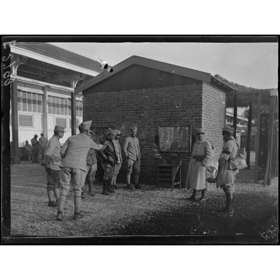 Châlons sur Marne. Buffet des permissionnaires. Fondation de la Croix Rouge américaine. La partie de tonneau. [légende d'origine]