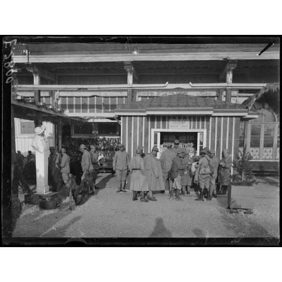 Châlons sur Marne. Buffet des permissionnaires. Fondation de la Croix Rouge américaine. A gauche, la statue du "Pinard". [légende d'origine]