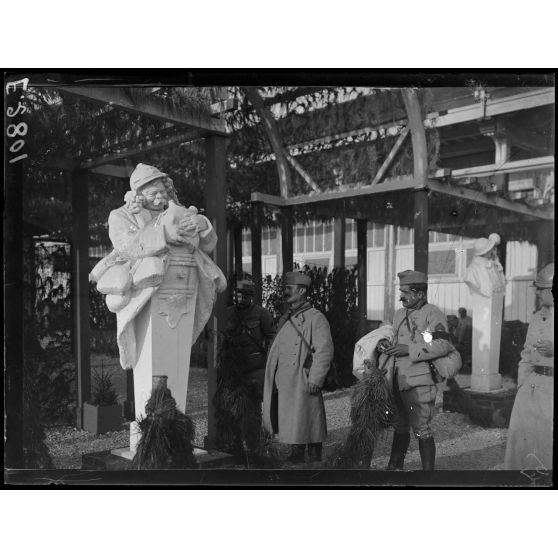 Châlons sur Marne. Buffet des permissionnaires. Fondation de la Croix Rouge américaine. La statue du "Pinard". [légende d'origine]