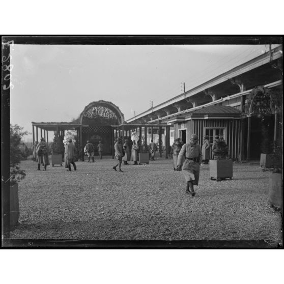 Châlons sur Marne. Buffet des permissionnaires. Fondation de la Croix Rouge américaine. Le jardin. [légende d'origine]
