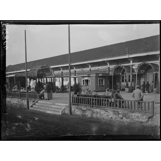 Châlons sur Marne. Buffet des permissionnaires. Fondation de la Croix Rouge américaine. Vue d'ensemble. [légende d'origine]