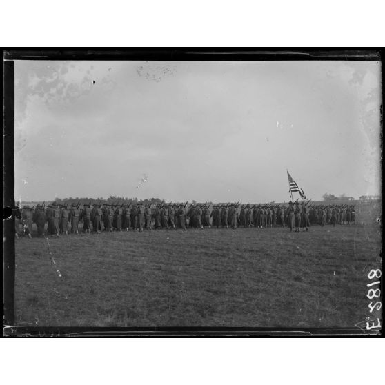Mailly. Aube. Sur le champ d'aviation. Le général commandant l'artillerie de la 4eme armée passe en revue des unités américaines et françaises d'artillerie lourde. [légende d'origine]