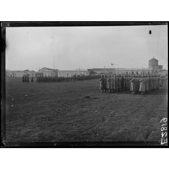 Mailly. Aube. Sur le champ d'aviation. Le général commandant l'artillerie de la 4eme armée passe en revue des unités américaines et françaises d'artillerie lourde. Le salut au drapeau. [légende d'origine]