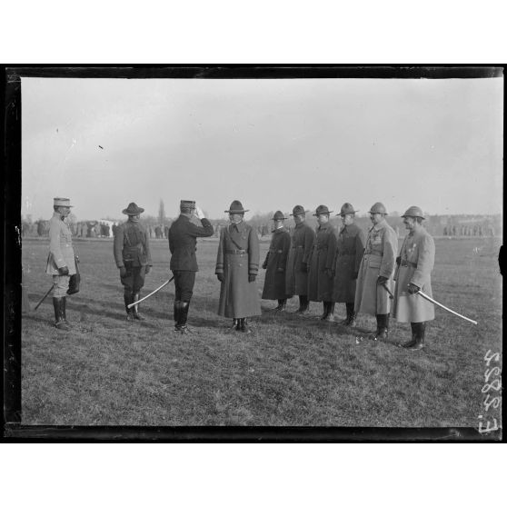 Mailly. Aube. Sur le champ d'aviation. Le général commandant l'artillerie de la 4eme armée et un général américain. [légende d'origine]