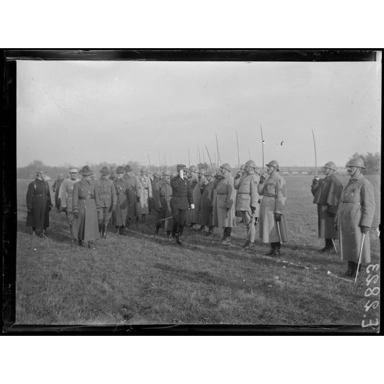 Mailly. Aube. Sur le champ d'aviation. Le général commandant l'artillerie de la 4eme armée passe devant les officiers. [légende d'origine]