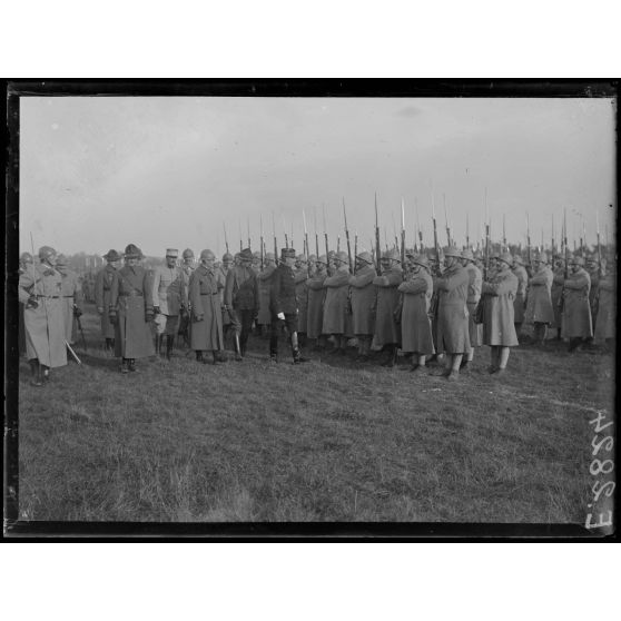 Mailly. Aube. Sur le champ d'aviation. Le général passant en revue les régiments d'artillerie lourde. [légende d'origine]