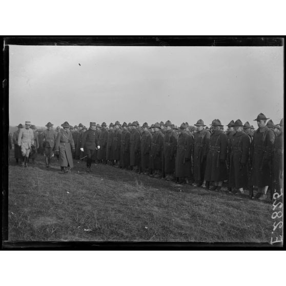 Mailly. Aube. Sur le champ d'aviation. Le général passant en revue les unités américaines. [légende d'origine]