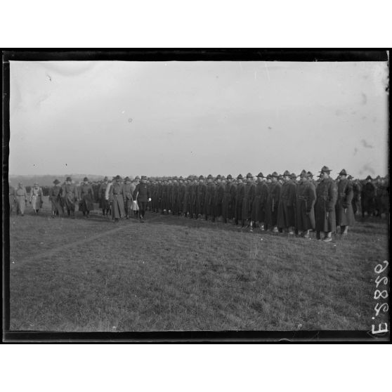 Mailly. Aube. Sur le champ d'aviation. Le général passant en revue les unités américaines. [légende d'origine]