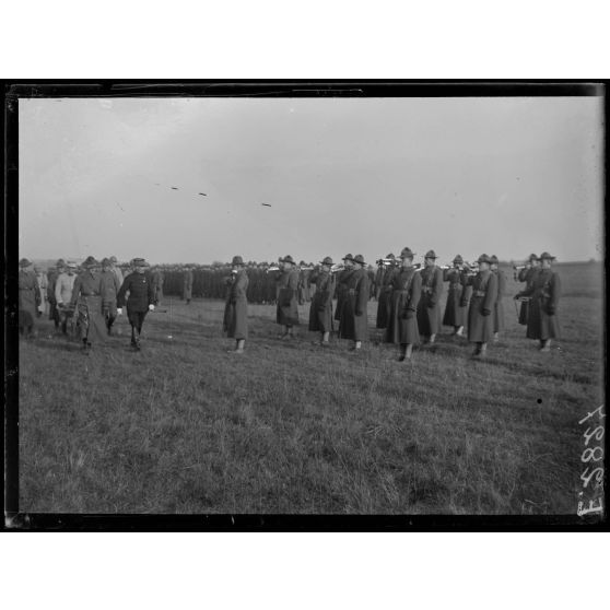 Mailly. Aube. Au champ d'aviation. Revue des unités américaines et françaises d'artillerie lourde. Le général commandant l'artillerie de la 4eme armée passe devant les unités américaines. Les trompettes. [légende d'origine]
