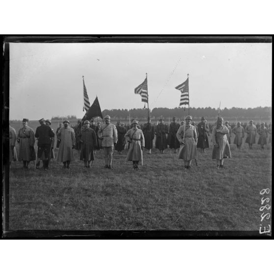 Mailly. Aube. Au champ d'aviation. Remise de décorations devant les drapeaux américains. [légende d'origine]